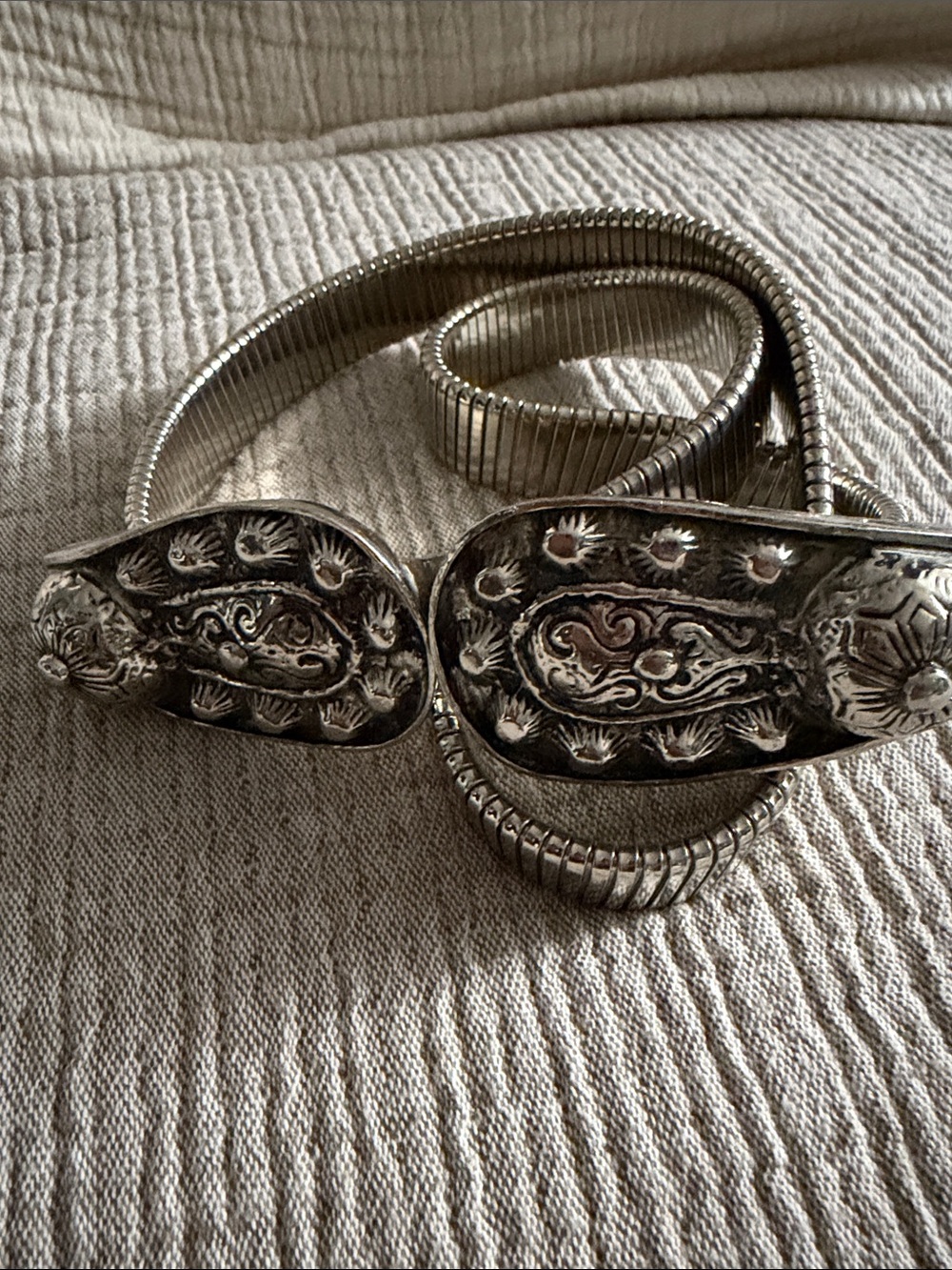 Accessocraft silver tone textured belt with a
distinctive hinged, ribbed belt xs